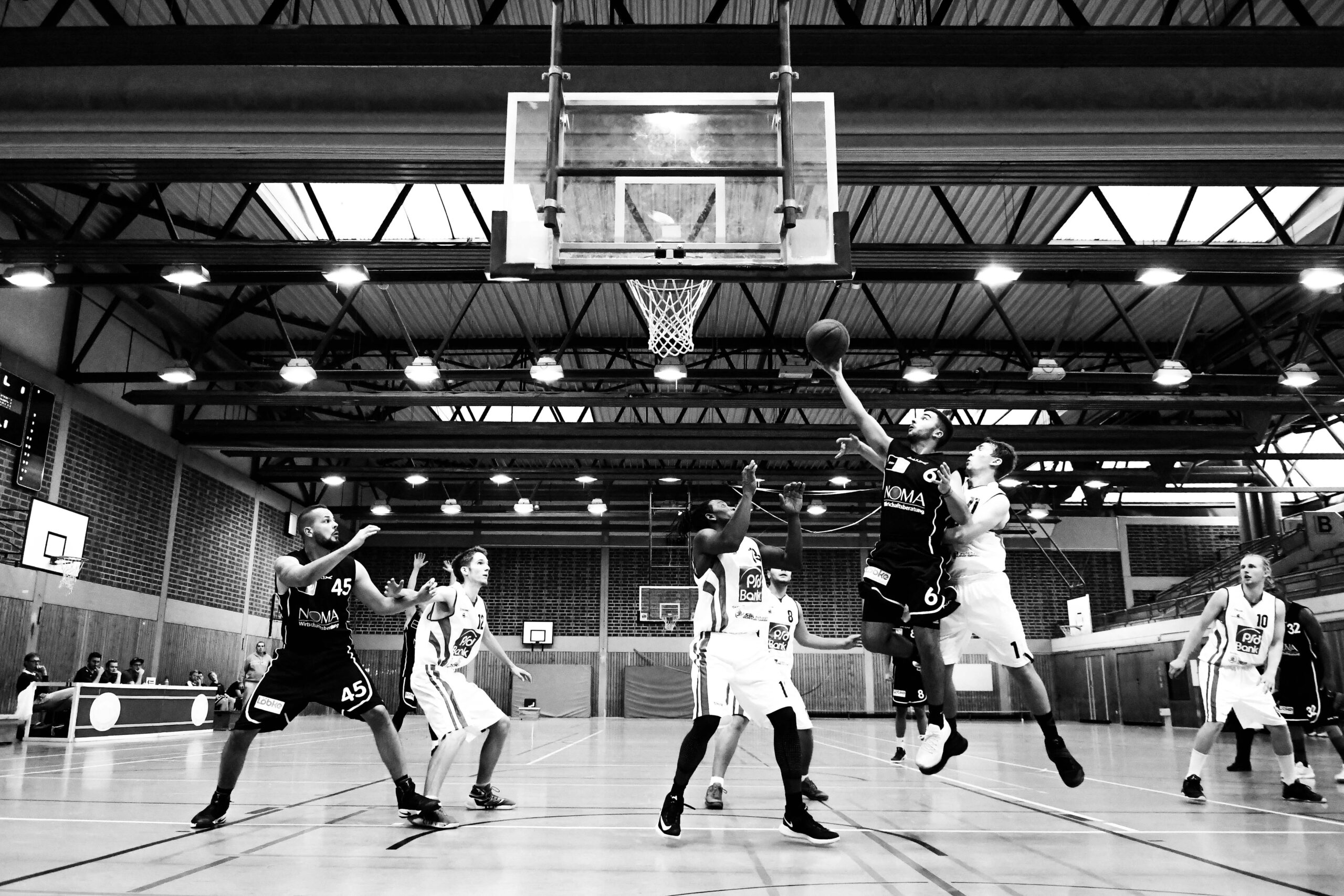 personas jugando al baloncesto